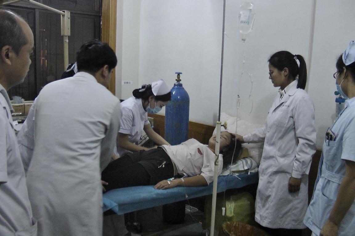 医护人员抢救现场2.JPG